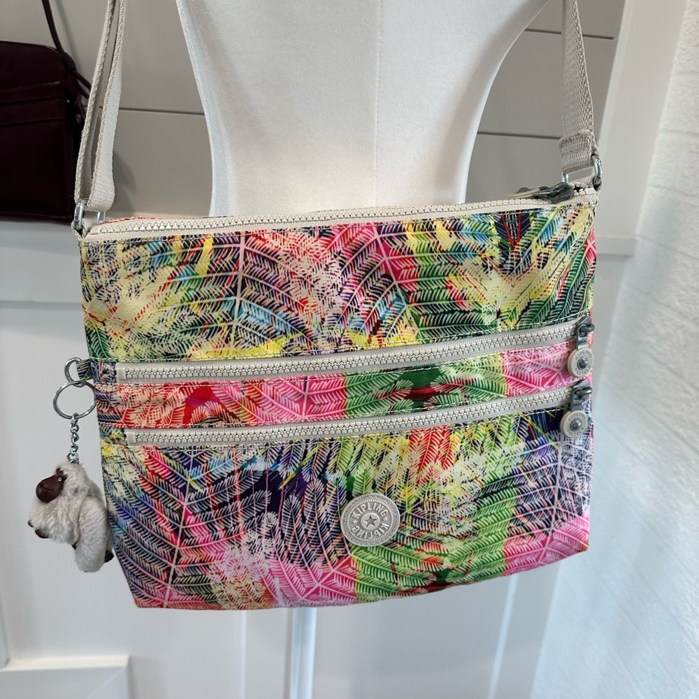 🌴 KIPLING PALMS KEIKO CROSSBODY IN FLORAL PRINT 12” TRIPLE ZIP - Picture 2 of 9